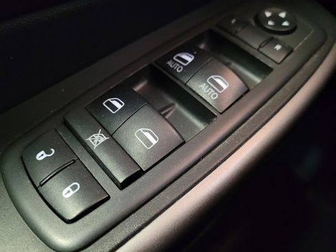 Used 2019 Jeep Cherokee Latitude Plus w/ Comfort/Convenience Group image 27