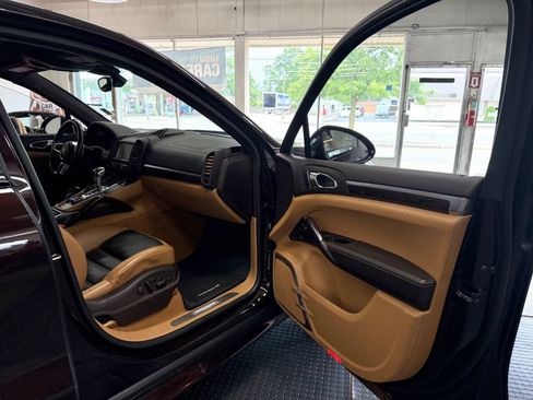 Used 2016 Porsche Cayenne Turbo S AWD/4WD image 29