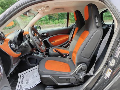 Used 2016 smart fortwo passion RWD image 15