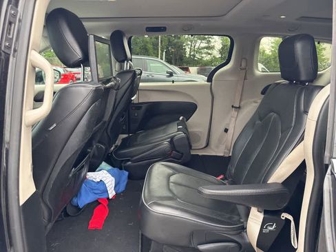 Used 2017 Chrysler Pacifica Limited FWD image 18