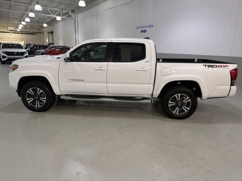 Used 2017 Toyota Tacoma TRD Sport w/ Tow Package (A/T) AWD/4WD image 4