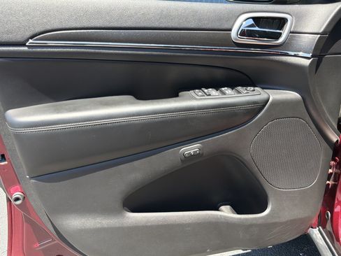 Used 2018 Jeep Grand Cherokee Limited AWD/4WD image 9