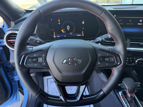 Used 2024 Chevrolet Trax RS w/ Sunroof Package image 11