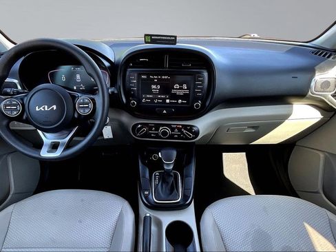 Used 2025 Kia Soul LX w/ LX Technology Package FWD image 8