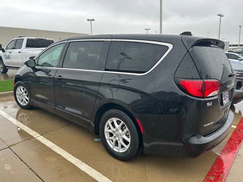 Used 2023 Chrysler Voyager LX image 4