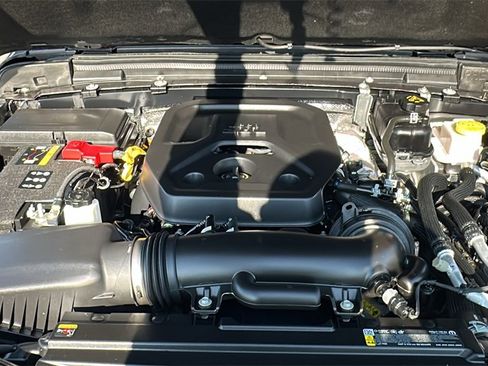 Used 2025 Jeep Wrangler Sahara image 33