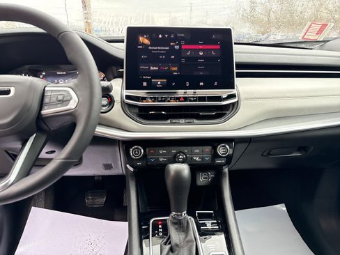 Used 2025 Jeep Compass Limited image 24