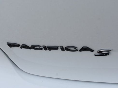 Used 2021 Chrysler Pacifica Touring-L w/ S Appearance Package image 14