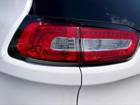 Used 2018 Jeep Cherokee Latitude Plus w/ Comfort/Convenience Group image 20