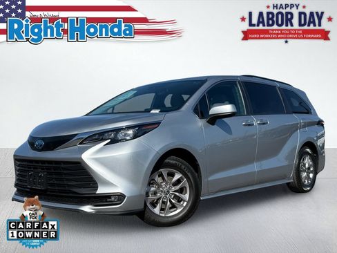 Used 2025 Toyota Sienna XLE FWD image 1