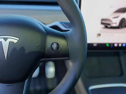 Used 2023 Tesla Model Y Performance image 12