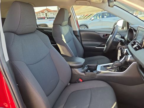 Used 2021 Toyota RAV4 LE image 18