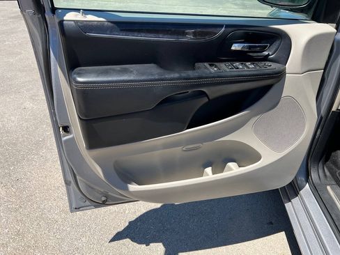 Used 2014 Chrysler Town & Country Touring FWD image 2