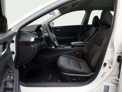 Used 2025 Nissan Altima 2.5 SV FWD image 17