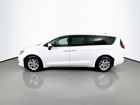Used 2022 Chrysler Voyager LX image 2