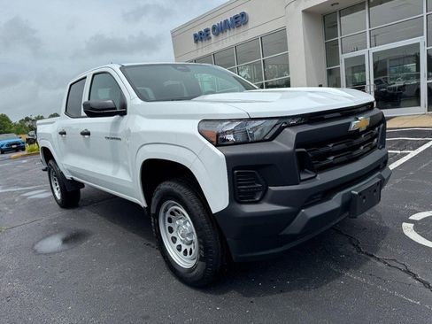 Used 2023 Chevrolet Colorado W/T RWD image 2