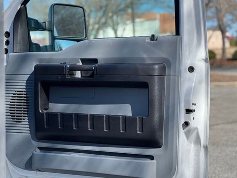 Used 2016 Ford F550 2WD Regular Cab Super Duty image 16