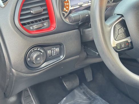 Used 2023 Jeep Renegade Trailhawk image 16