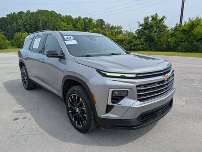 Used 2024 Chevrolet Traverse LT w/ Trailering Package
