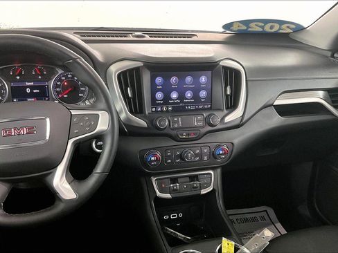 Used 2024 GMC Terrain SLT image 9