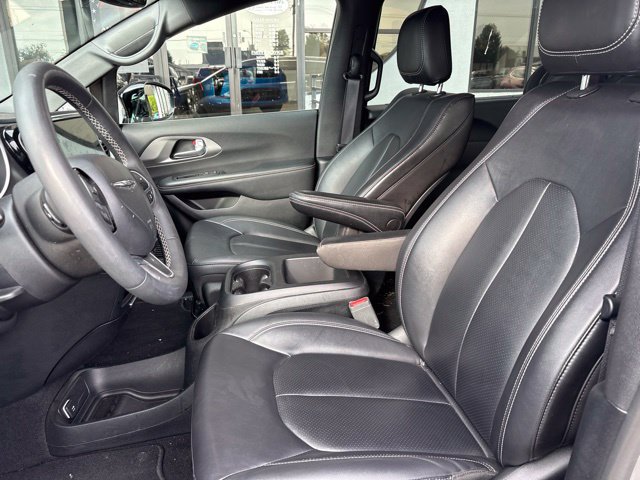 Used 2025 Chrysler Pacifica Select FWD image 4
