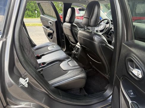 Used 2019 Jeep Cherokee Latitude Plus w/ Cold Weather Group AWD/4WD image 12