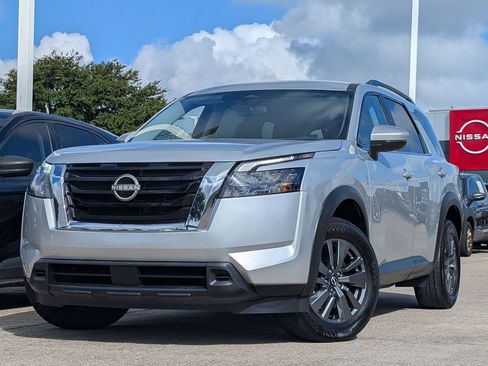 Used 2025 Nissan Pathfinder SV FWD image 2