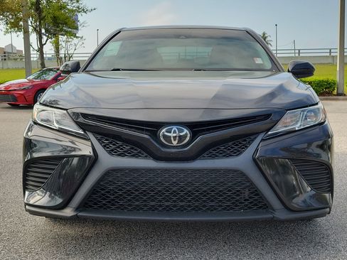 Used 2019 Toyota Camry SE image 2