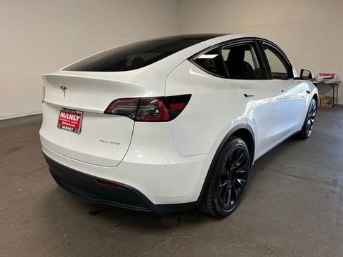 Used 2024 Tesla Model Y Long Range AWD/4WD image 3