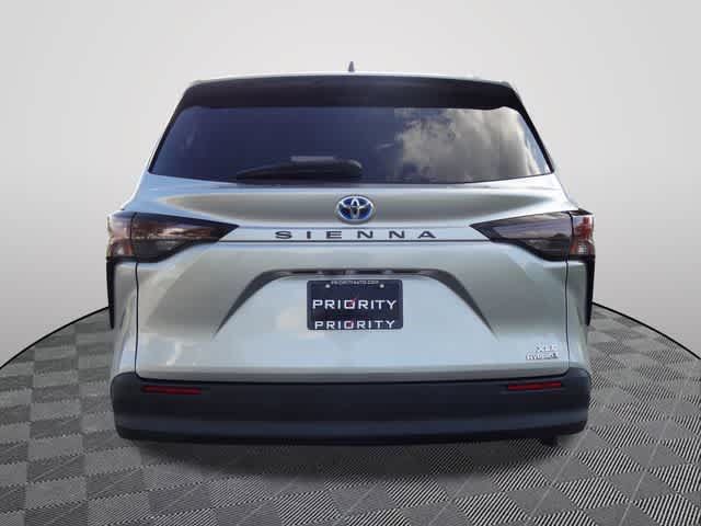 Used 2024 Toyota Sienna XLE FWD image 3