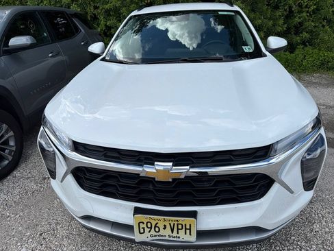 Used 2025 Chevrolet Trax LT w/ LT Convenience Package FWD image 2