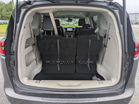 Used 2023 Chrysler Pacifica Touring-L FWD image 29