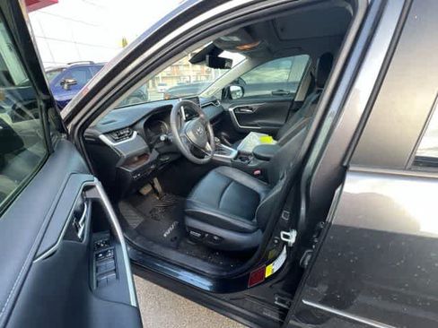 Used 2021 Toyota RAV4 Limited FWD image 3