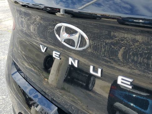 Used 2026 Hyundai Venue SE FWD image 6