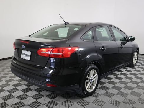 Used 2017 Ford Focus SE FWD image 2
