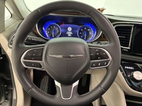 Used 2023 Chrysler Pacifica Limited FWD image 22