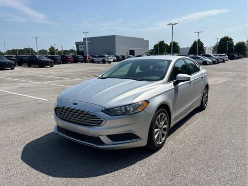 Used 2017 Ford Fusion SE FWD image 2