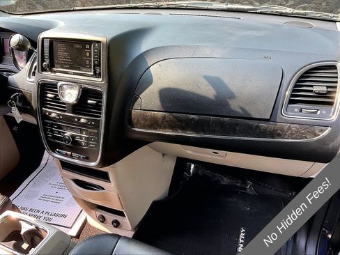 Used 2015 Chrysler Town & Country Touring FWD image 13