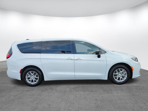 Used 2026 Chrysler Pacifica Select FWD image 2