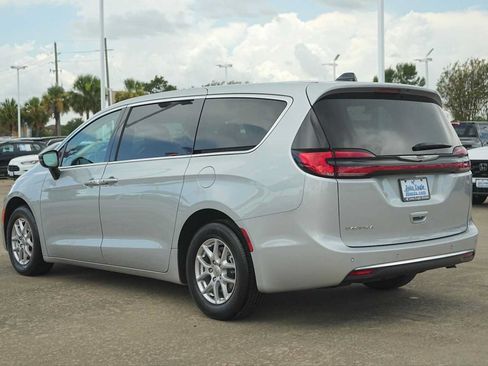 Used 2024 Chrysler Pacifica Touring-L FWD image 4