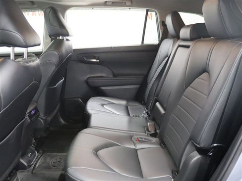 Used 2023 Toyota Highlander XLE image 13