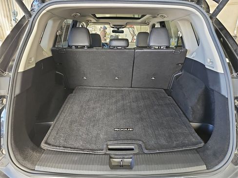 Used 2021 Nissan Rogue SV w/ Premium Package image 12