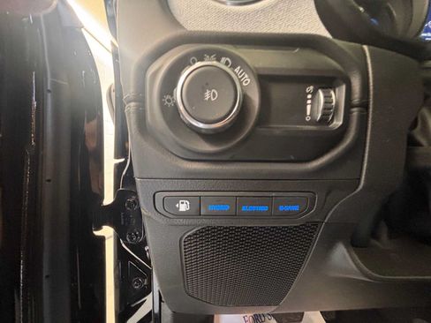 Certified 2025 Jeep Wrangler Unlimited Sahara AWD/4WD image 18