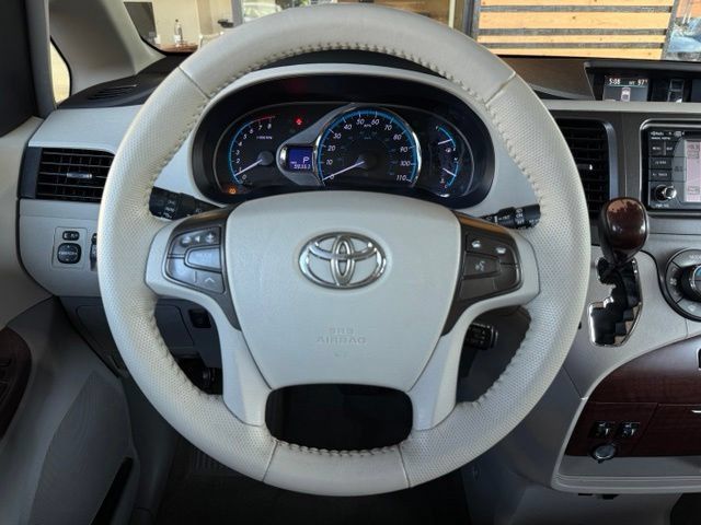 Used 2014 Toyota Sienna XLE FWD image 16
