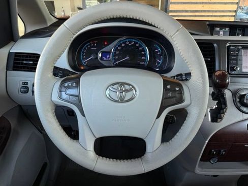 Used 2014 Toyota Sienna XLE FWD image 16