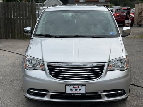 Used 2012 Chrysler Town & Country Touring-L w/ Entertainment Group #2 FWD image 4