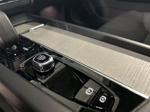 Certified 2025 Volvo XC60 B5 Plus image 20