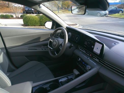 Used 2023 Hyundai Elantra SEL w/ Convenience Package image 33