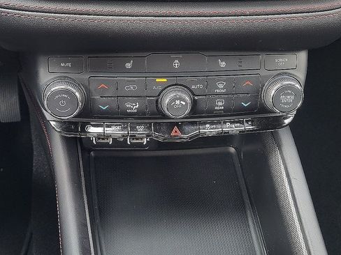 Used 2025 Dodge Durango GT RWD image 14