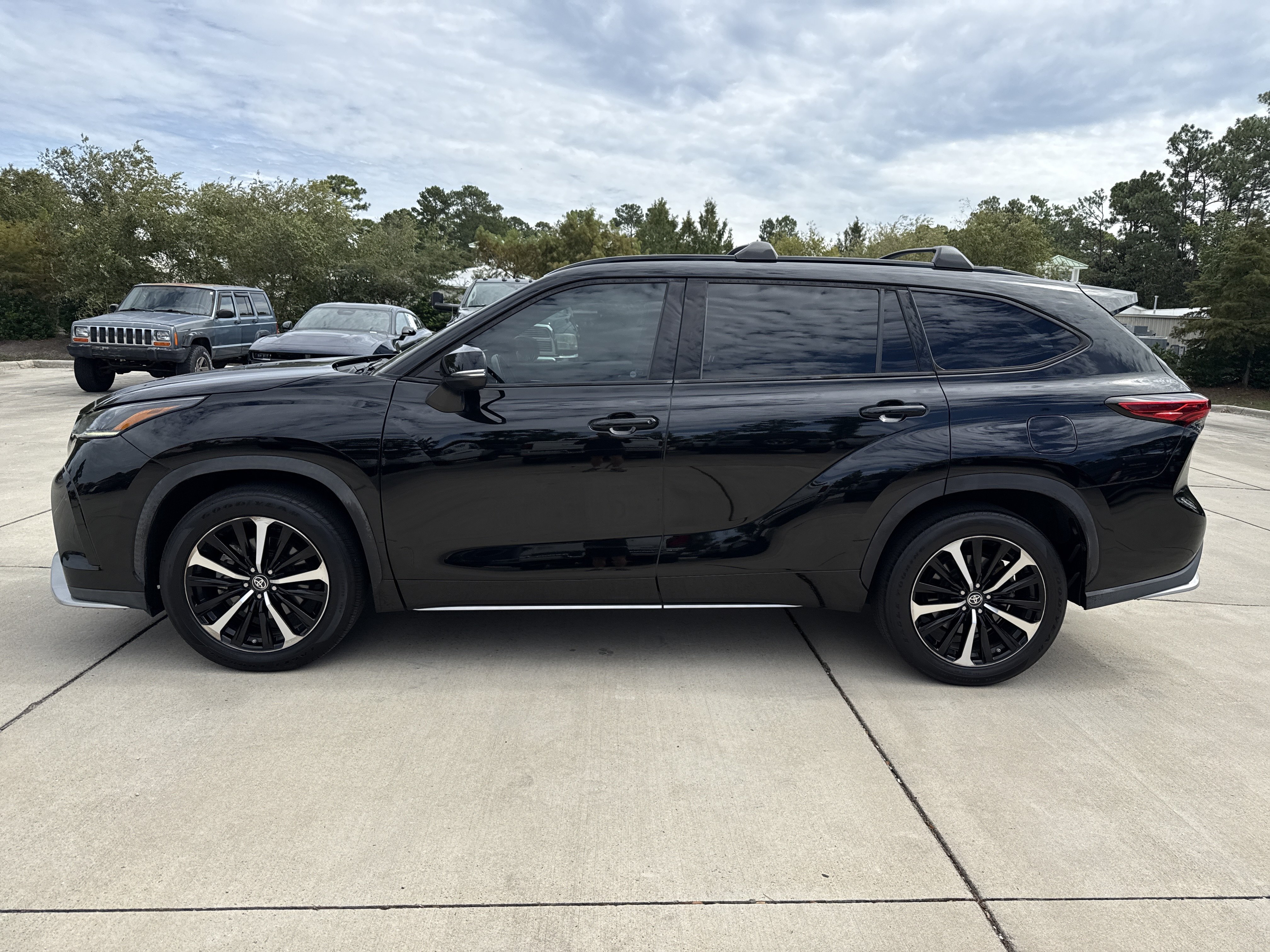 Used 2021 Toyota Highlander XSE AWD/4WD image 6